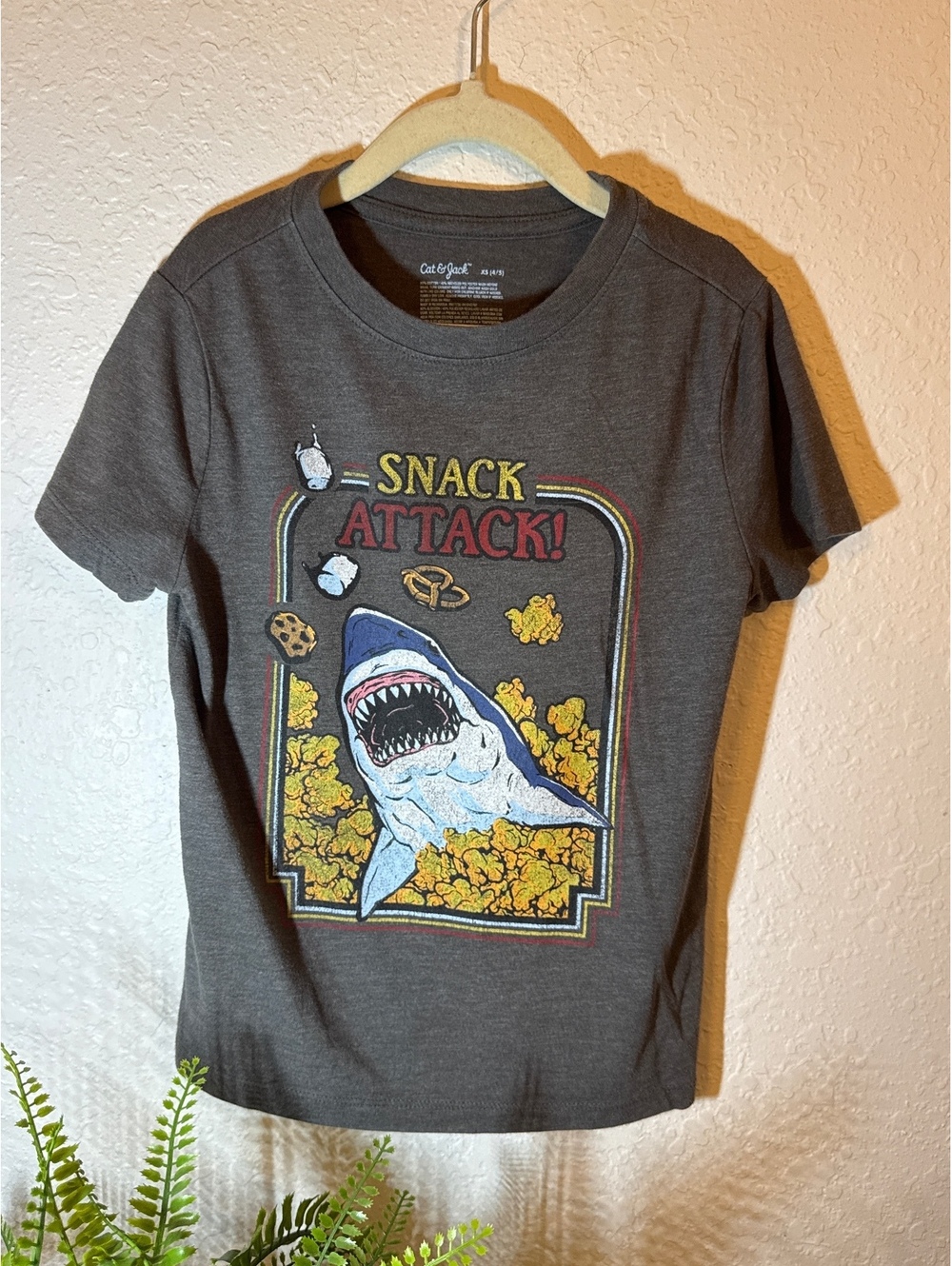 Cat & Jack “Snack Attack!” Shark Graphic T-Shirt Gray XS (4/5)